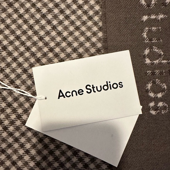 NWT Acne studio scarf, super soft and perfect condition - Picture 4 of 5